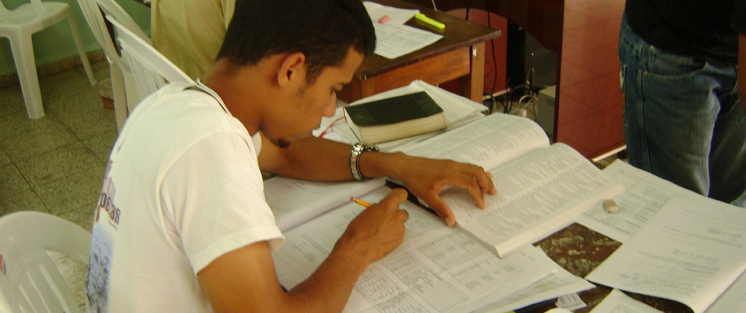 Cuba - Man studying the Bible - Photo: VOMC