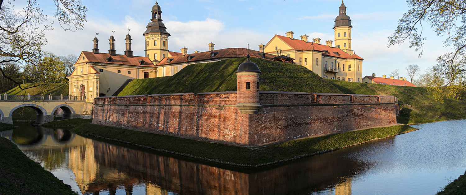 Belarus - Castle and moat - Photo: Pixabay
