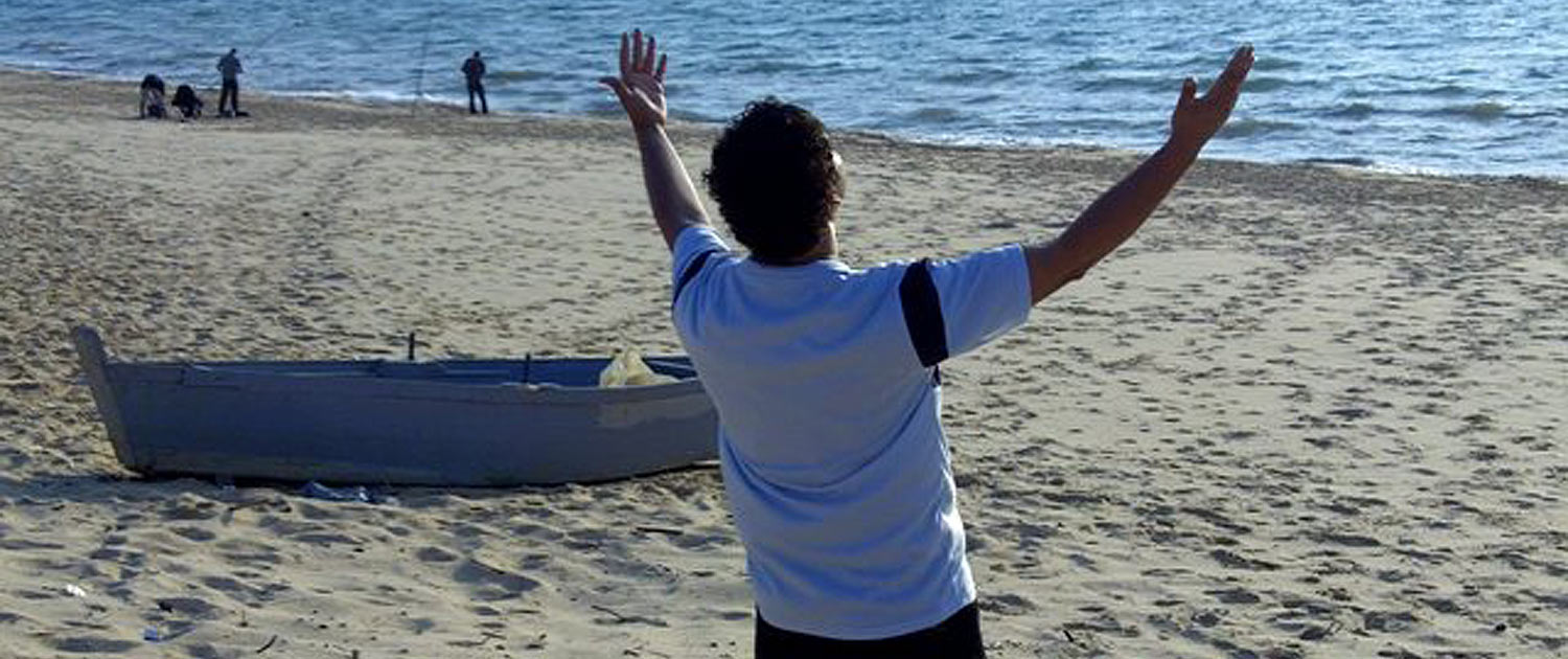 Tunisia - Man raising his arms toward heaven - Photo: VOMC